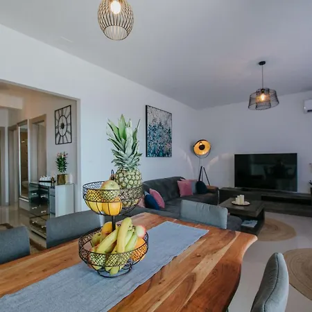 Scenic Sea View Apartment *